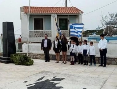 Συγκινητική στιγμή στο ακριτικό Αγαθονήσι: Κράτησαν όρθιες τις σημαίες οι 8 μαθητές του νησιού (φωτό, βίντεο)